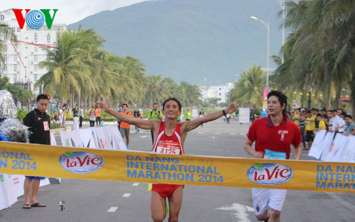 VĐV Trần Văn Lợi về nhất nội dung Marathon dành cho nam.