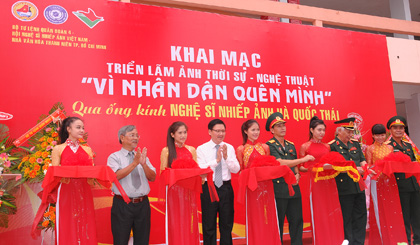 Cắt băng khai mạc triển lãm.