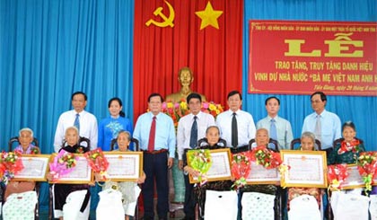 Ông Nguyễn Văn Khang cùng lãnh đạo tỉnh và huyện Cai Lậy trao Danh hiệu vinh dự Nhà nước “Bà mẹ Việt Nam Anh hùng” cho các mẹ.  