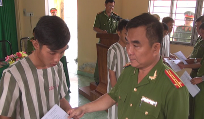 đc đại tá Nguyên Viêt Hùng - Phó giám đôc CATG trao quyêt định giảm án tha tù đơt 2-9-2014 cho phạm nhân