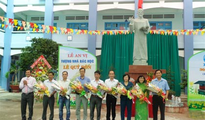 Lãnh đạo nhà trường tặng hoa cho đại biểu và các nhà tài trợ đã hỗ trợ trường trong quá trình xây tượng.