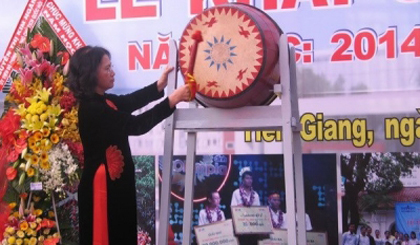 NA Vice Chairwoman Nguyen Thi Kim Ngan beats the school drum to launch the new school year at a high school for gifted students in Tien Giang province. (Credit: VNA)