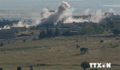 Khói bốc lên trong vụ xung đột giữa quân đội Syria và lực lượng đối lập tại làng Qahtaniya. Ảnh minh họa. Ảnh: THX/TTXVN