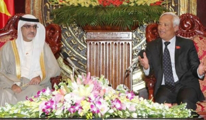 NA Vice Chairman Uong Chu Luu (right) receives Chairman of the Kuwait-Vietnam Friendship Parliamentarians Group, Khalil Abdulla Ali. (Credit: VNA)