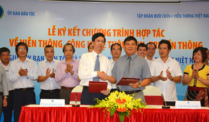 Mr Phan Van Hung, CEMA Deputy Minister (left) and Mr Pham Long Tran, VNPT Chairman of Board of Directors at the signing ceremony. (Photo: Dinh Hang)