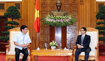 Phó Thủ tướng Vũ Đức Đam và ông Benny Antirpoda, Chủ tịch Liên đoàn báo chí ASEAN (CAJ). Ảnh: VGP/Đình Nam