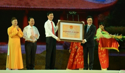 Deputy PM Minh (right) presents the certificate of recognition to Quang Ninh province and Dong Trieu district. (Credit: baoquangninh.com.vn)