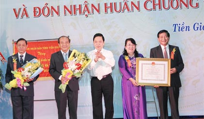 Bí thư Tỉnh ủy Trần Thế Ngọc trao Huân chương Độc lập hạng Ba cho tập thể lãnh đạo của công ty.