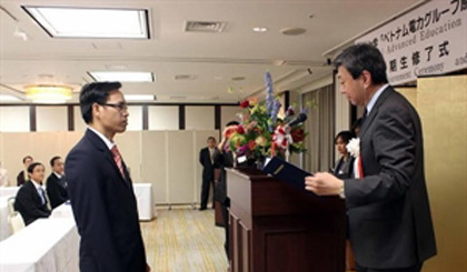 Rector of Tokai University (Japan) presenting certificates to a trainee of Ninh Thuan 2 nuclear power plant project (Photo:VNA)