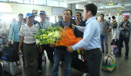   Labourers returning from Libya welcomed home (Photo : baotintuc.vn)