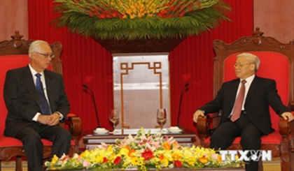 Party General Secretary Nguyen Phu Trong met with former Prime Minister and Emeritus Senior Minister of Singapore, Goh Chok Tong (Photo: VNA)