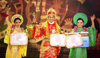 Nguyen Minh Truong (C) from Tran Huu Trang Cai Luong Theater in Ho Chi Minh City won the 2014 Cai Luong Singing Contest called Chuong Vang (Golden Bell) Vong Co. (Photo: Sggp)