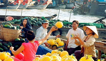 Chợ nổi Cái Bè.