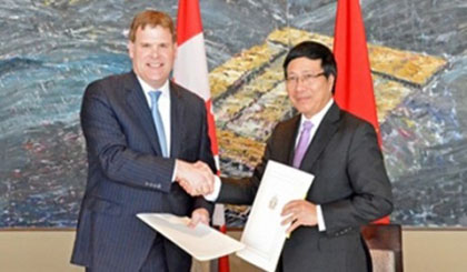 Deputy PM Pham Binh Minh and Canadian Foreign Minister John Baird (Credit: VGP)