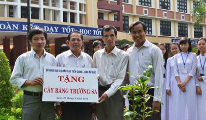 Tặng cây bàng vuông Trường Sa cho Trường THPT Vĩnh Bình.