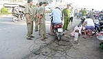 Cáp quang viễn thông sa xuống đường, làm nhiều người đi đường té ngã