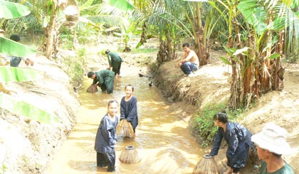 Du khách tham gia tát mương bắt cá.