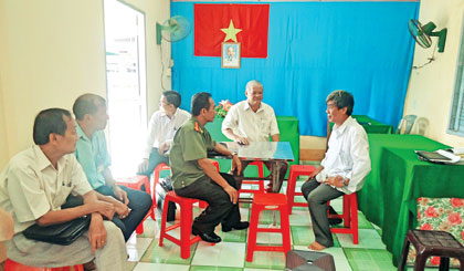 Ban Chỉ đạo phong trào TDĐKXDĐSVH tỉnh kiểm tra công tác xây dựng gia đình văn hóa.