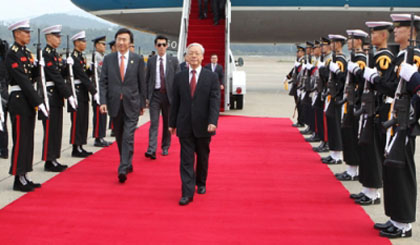 General Secretary Nguyen Phu Trong is welcomed in Seoul on October 1. (Credit: VNA)