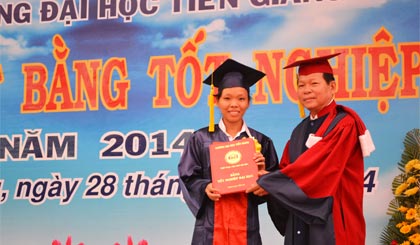  Chairman Nguyen Van Khang awarded diplomas to students.