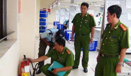 Kiểm tra công tác PCCC ở xí nghiệp May Công Tiến. 