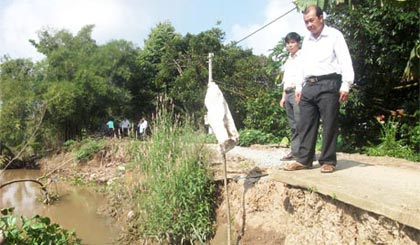 Cơ quan chức năng khảo sát sạt lở trên địa bàn huyện Cai Lậy.