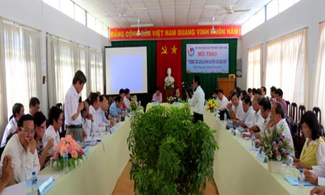 Các nhà báo trình bày tham luận tại hội thảo. Ảnh: dongthap.gov.vn