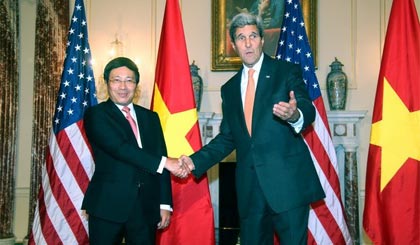Phó Thủ tướng, Bộ trưởng Ngoại giao Phạm Bình Minh bắt tay với Ngoại trưởng Mỹ John Kerry trong chuyến thăm Mỹ. Ảnh: Tuấn Đạt/Vietnam+