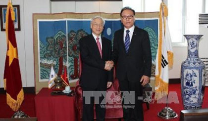 Party General Secretary Nguyen Phu Trong (left) and Honourary Consul-General of Vietnam in Busan Park Soo Kwan (Source: VNA)