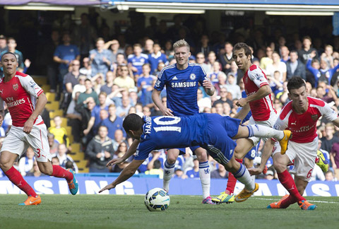 Nhưng ông chẳng thể ngờ Koscielny lại vụng về như thế