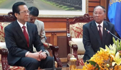 President of the National Assembly of Cambodia Heng Samrin (R) receives Vietnamese Ambassador Thach Du in Phnom Penh