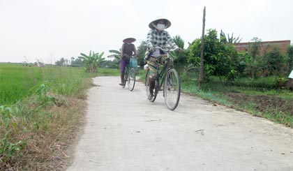 Tuyến giao thông nông thôn cặp kinh U Du đã được trải đan phẳng phiu.