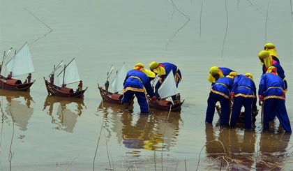 Tái hiện Lễ Khao lề thế lính Hoàng Sa của ngư dân huyện đảo Lý Sơn tỉnh Quảng Ngãi. Ảnh: Thanh Hà/TTXVN