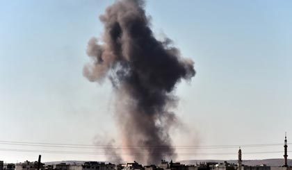 Khói bốc lên sau các cuộc không kích của liên quân xuống Kobane ngày 7-10. Ảnh: AFP/TTXVN