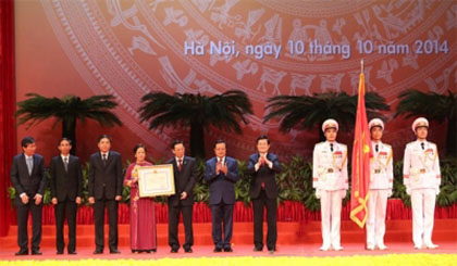 President Truong Tan Sang presents the Ho Chi Minh Order to Hanoi authorities