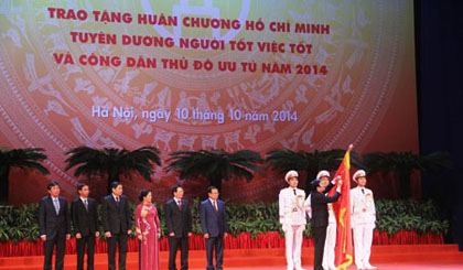 Chủ tịch nước Trương Tấn Sang trao Huân chương Hồ Chí Minh cho Thành phố. Ảnh VGP.