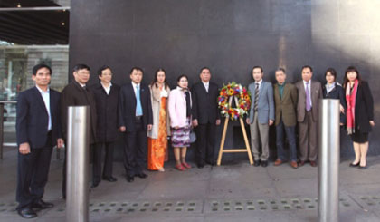 Politburo member Le Hong Anh and his entourage pay tribute to President Ho Chi Minh at New Zealand House. (Credit: VNA)