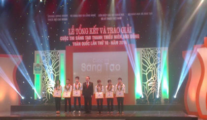 Winners in youth’s creative contest honouredPresident of the Vietnam Fatherland Front Nguyen Thien Nhan and the winners. (Credit: radiovietnam.vn)