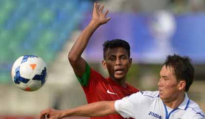 U19 Indonesia (áo đỏ) chịu chung số phận với U19 Việt Nam tại giải U19 Châu Á.