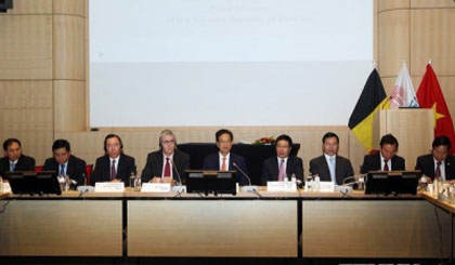 PM Nguyen Tan Dung and representatives from Belgian and Vietnamese firms