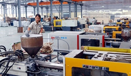 A worker produce plastic products for exports at the Thieu Nien Tien Phong Plastics Co in the northern city of Hai Phong (Photo: VNA)