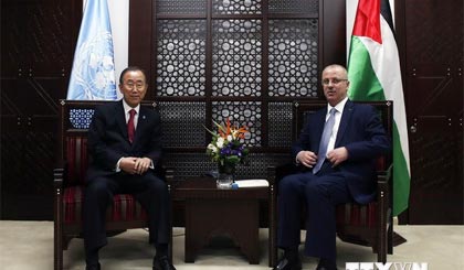 Thủ tướng Palestine Rami Hamdallah (phải) và Tổng Thư ký Liên hợp quốc Ban Ki-Moon trong cuộc gặp tại thành phố Ramallah, Khu Bờ Tây ngày 13-10. Ảnh: AFP/TTXVN