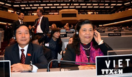 NA Vice Chairwoman Tong Thi Phong (right) at the ongoing 131st IPU Assembly in Geneva (Photo: VNA)