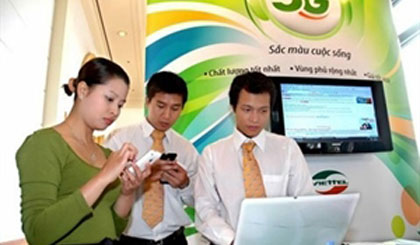 Mobile network operators all say internet access from mobile devices are booming in Vietnam (Photo: thesaigontimes)