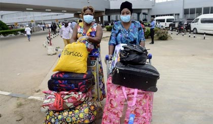 Người dân đeo khẩu trang phòng tránh lây nhiễm virus Ebola tại sân bay Murtala Mohammed ở Lagos ngày 11-8. Ảnh: AFP/TTXVN