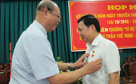 đồng chí Nguyễn Văn Đảm, Phó Chủ nhiệm Ủy ban kiểm tra Trung ương  trao Kỷ niệm chương “Vì sự nghiệp Kiểm tra của Đảng” cho đồng chí Trần Thế Ngọc, Ủy viên Trung ương Đảng, Bí thư Tỉnh tại buổi họp mặt. 