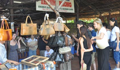 Tourists to Cai Be district. Photo: Huu Chi