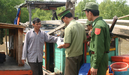 Lực lượng BĐBP kiểm tra giấy tờ chủ phương tiện đi biển. Ảnh: Hữu Chí