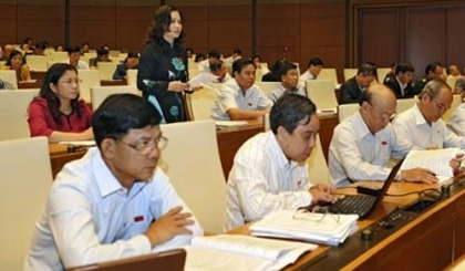 A deputy from Vinh Phuc province speaks at the session.