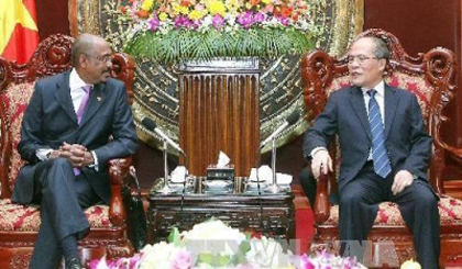 NA Chairman Nguyen Sinh Hung (right) receives UN Under-Secretary-General Michel Sidibé. (Credit: VNA)